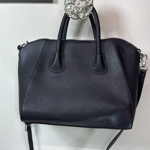 (E) Guess Bag
Black and Silver Crossbody and Shoulder Bag - Picture 10 of 15